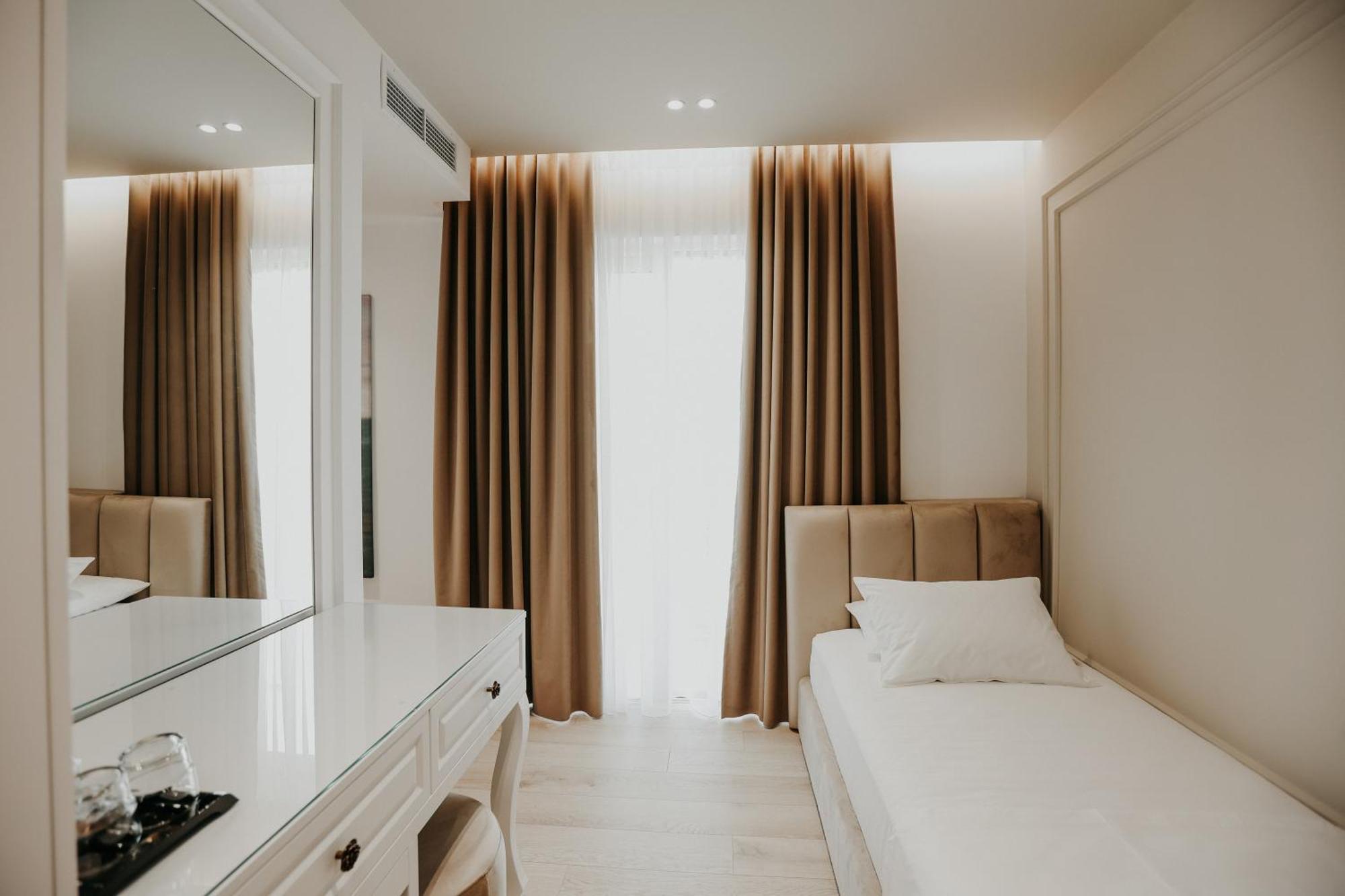 Seaside Hotel Vlorë Екстериор снимка
